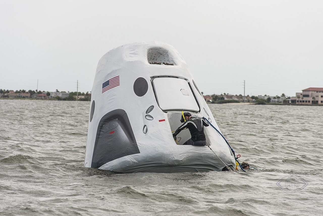 Корабль Crew Dragon с россиянином Андреем Федяевым вернулся на Землю