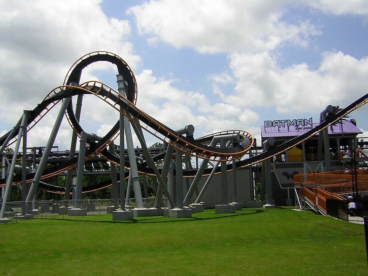 Парки Six Flags вводят на аттракционах ремни безопасности после гибели посетителя