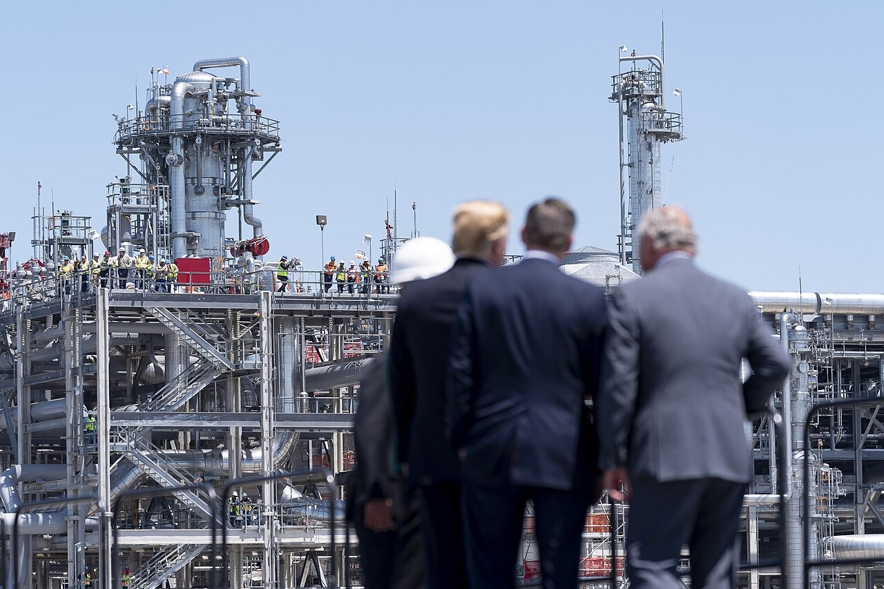 Скованный газ: куда пойдет российский СПГ после запрета на поставки в Европу