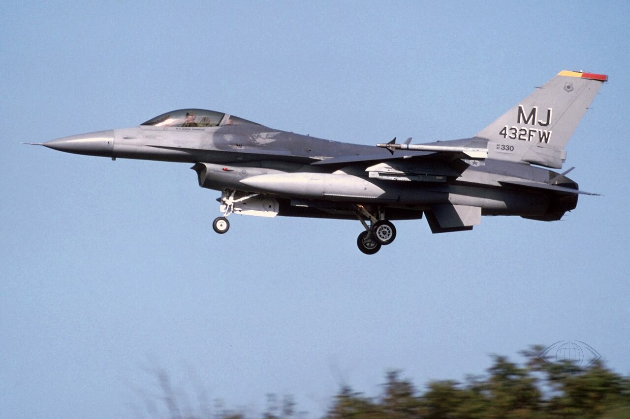 Истребитель F-16 упал вблизи американской базы на западе Германии