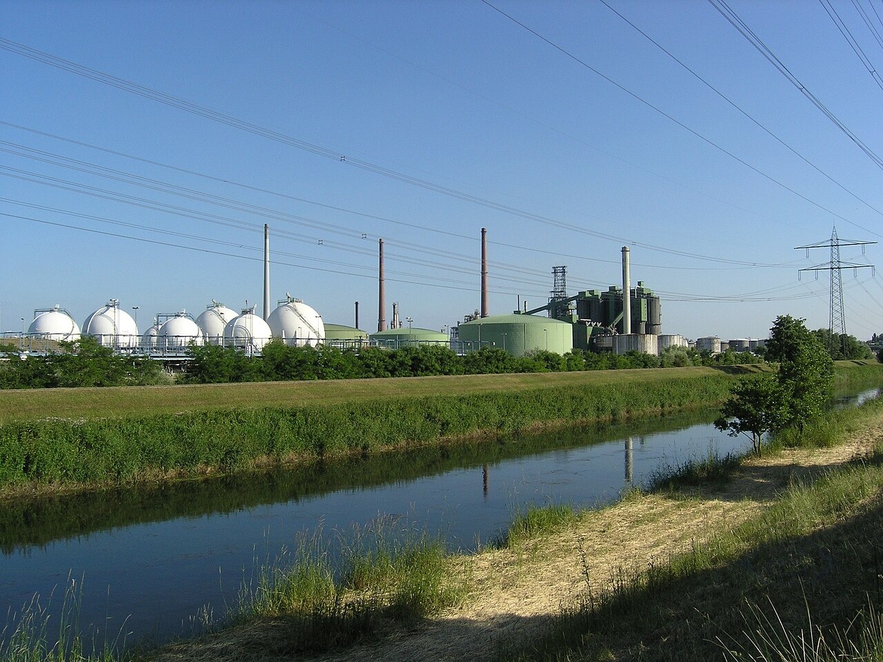ФРГ не успевает заполнить газохранилища до предписанного уровня
